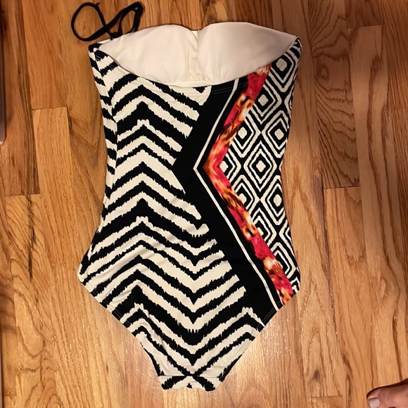 Carmen Marc Valvo onepiece bathing suit size medium and matching coverup/shirt. - Picture 4 of 8